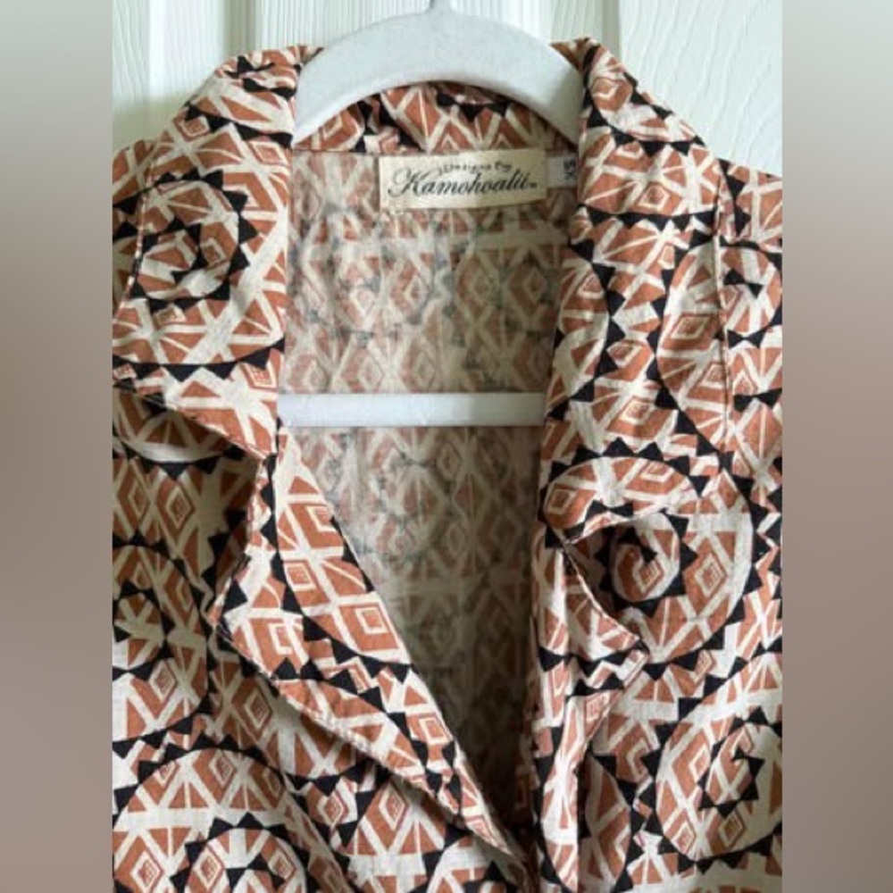 Geometric Patterned Button-Up Shirt - Picture 2 of 2